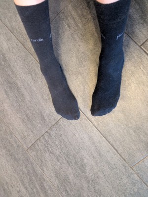 getragene schwarze Socken 