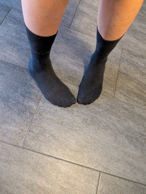 getragene schwarze Socken  Bild 2