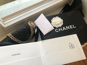 Chanel Boy Tasche Medium Dunkelblau Lammleder Bild 8