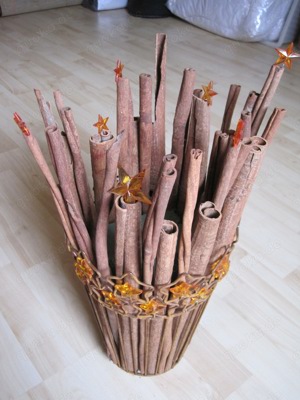 Metallkorb mit Zimtstangen