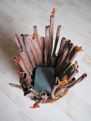 Metallkorb mit Zimtstangen Bild 2