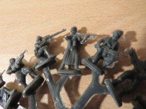 100 Stück Figuren Soldaten ca. 2cm Rohlinge Bild 4