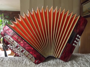 Akkordeon gegen "HÖCHSTGEBOT" abzugeben, 5 Melodie und 3 Bassregister.