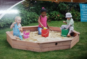 Sandkasten Plum, achteckig mit 4 Sitzbänken, neu