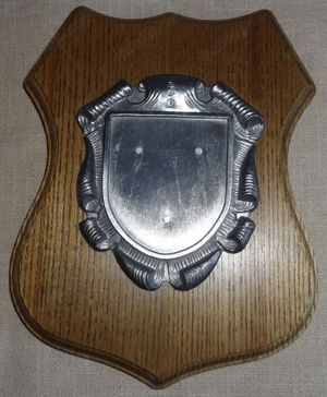 Z Wandtafel mit Zierplatte aus Zinn; 1 x Holz-Ehrenplatte Eiche mittel neuwertig einwandfrei erhalte