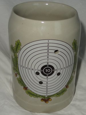 HZ Gerz Germany Bierseidel Motiv: Dartscheibe mit Loch 0,5 L kaum benutzt noch gut erhalten 