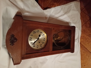Alte Pendeluhr aus Holz