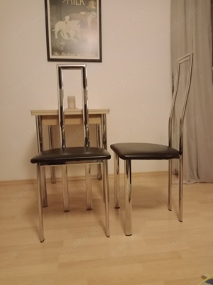 Stühle schwarz mit Chrombeinen