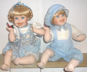 2 Sammlerpuppen Puppe sitzend 26 cm auch zur Deko Bild 6