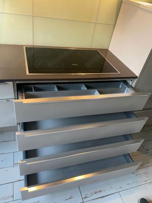 Einbauküche Nobilia-Miele Geräte-Steinplatte-Top Beleuchtung  Bild 3