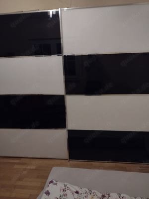 geräumiger IKEA-Schrank mit Schiebetüren