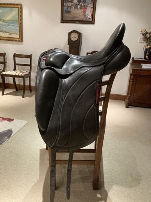 Albion Adjusta Revelation Red Label Dressursattel 17 Zoll Bild 2
