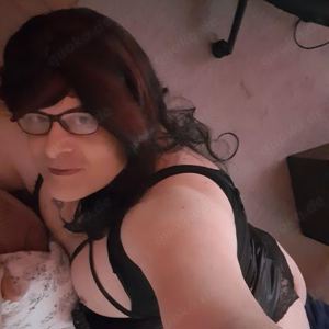 Mehrere Männer für Sexy Curvy Transe kleine Party