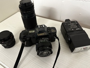 Spiegelreflex-Kamera Canon T70 mit Objektiven und Blitzlicht