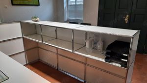USM Haller Empfangstheke mit Rollcontainer und Schreibtisch