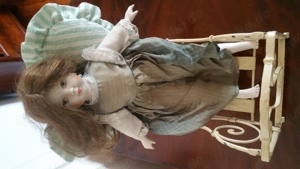 Antikes Puppenbett Metall mit Porzellan Keramik Puppe