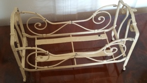 Antikes Puppenbett Metall mit Porzellan Keramik Puppe Bild 9