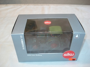 Siku Classic 4456 Lanz Bulldog  Traktor Modell in Acrylglasvitrine neuwerig unbespielt OVP 1:32 Bild 2