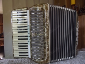 Akkordeon aus Sammlung gegen "Höchstgebot abzugeben.