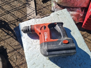 HILTI  Akkuschlagbohrer an Bastler ohne Ladegerät nur mit einem Akku läßt nicht laden aber Gerät Fun