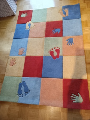 Teppich 140x200 cm Karos bunt Hände Füße Quadrate Kinderzimmer
