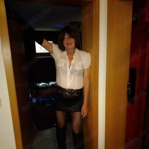 Reife dominante Trans Lady bietet SM Fetisch Sessions Bild 9