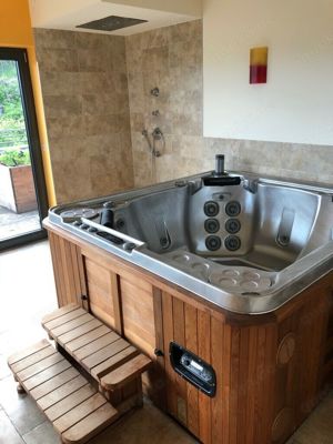 Whirlpool Hydropool 575 Platinum Sound, 210 x 198 x 92 cm, 1360 Liter