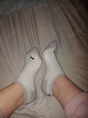 Weiße, getragene Puma Socken