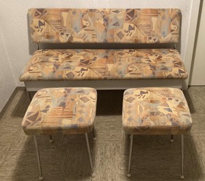 Sitzbank mit Stauram + 2 Hocker
