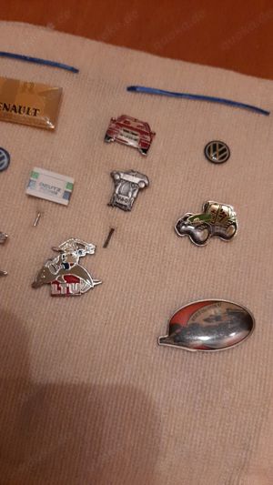 kleine Pin   Anstecknadelsammlung nur komplett abzugeben Bild 3
