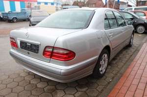 Mercedes-Benz E 200 KOMPRESSOR CLASSIC*2.HAND*KLIMA*HU NEU* Bild 5