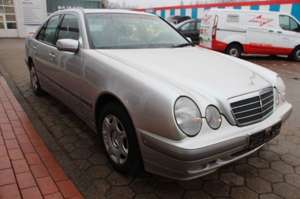 Mercedes-Benz E 200 KOMPRESSOR CLASSIC*2.HAND*KLIMA*HU NEU* Bild 4
