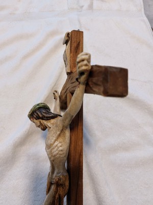 Holzkreuz mit bemaltem Jesus