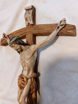 Holzkreuz mit bemaltem Jesus