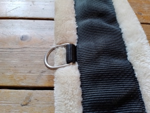 Sattelgurt, 60 cm, wunderschön und wie neu, schwarz mit Fell Bild 3