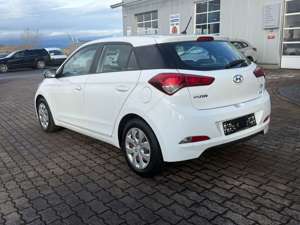 Hyundai i20 blue Basis Bild 3