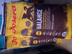 2 Säcke Hundefutter, 12,5 kg Markenhundefutter verpackt