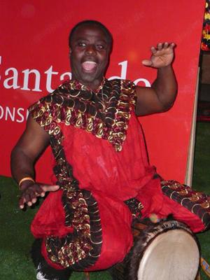 Erleben Sie die faszinierende Kultur Afrikas mit professionellen Trommlern und Tänzerinnen!