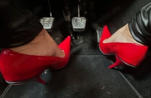 Liebe Reife Männer in hohe Highheels, Strapse & Nylon beim Auto fahren