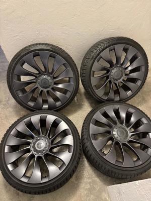 Tesla Model 3 20-Zoll Felgen- und Winterreifenpaket 2.200  