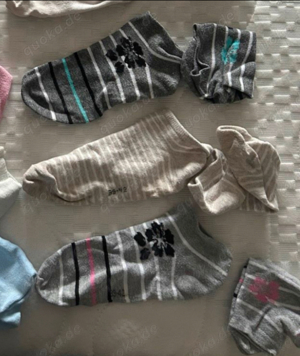 viele verschiedene getragene Socken Strümpfe Sneakersocken Bild 2