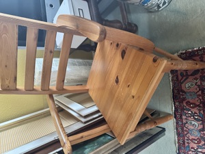 Stuhl aus Holz mit Lehnen