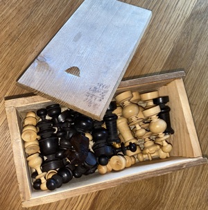 Altes antikes Schachspiel aus Holz komplett in Schatulle geschnitzt 32 Figuren