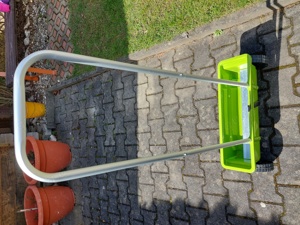 Neuer Handstreuwagen