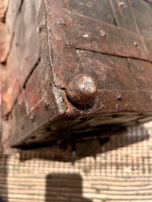 Antike Barocke Kriegskasse, Soldtruhe, aus Eisen geschmiedet