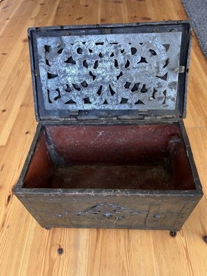 Antike Barocke Kriegskasse, Soldtruhe, aus Eisen geschmiedet