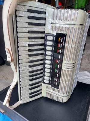 Hohner Morino VS VOX V mit Verstärker Hohner VOX 5midi Akkordeon