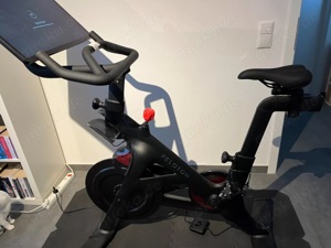 Peloton Bike Fitnessbike mit 22 Zoll HD Bild 2