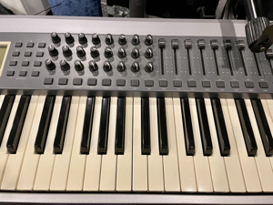 M-Audio Keystation Pro 88, Midi-Masterkeyboard Controller, gewichtete Tasten, Hammermechanik