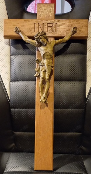   Dekoration, altes großes Kruzifix, Kreuz, Holz, Handarbeit, geschnitzt  